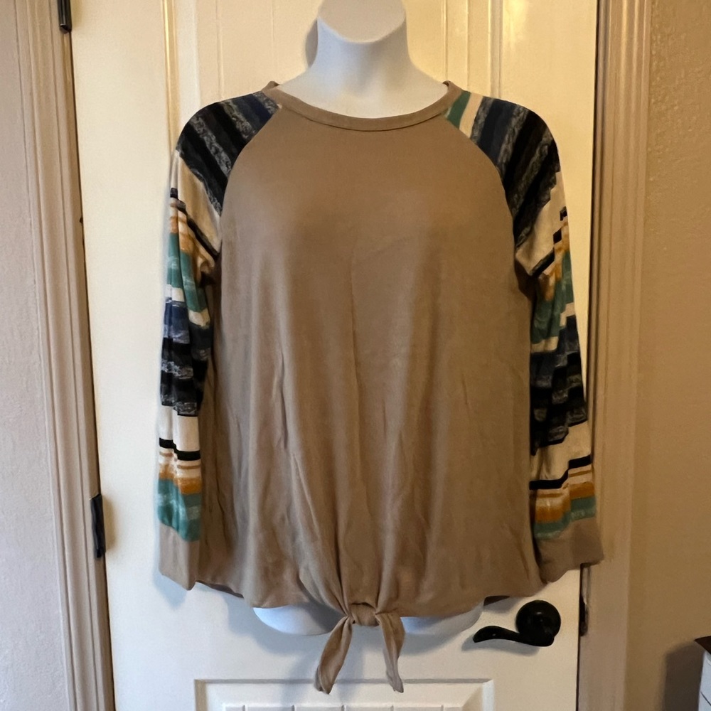 2x NWOT boutique style v neck light weight sweater